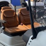 משטח רגליים נדיב ומחסום בטיחות לשני היושבים האחוריים בפיילוט קאר כולל חגורות בטיחות