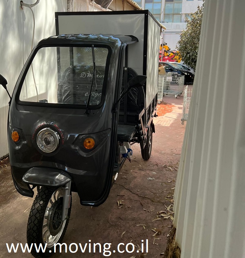סגירת ארגז עם יריעות, טוקטוק אפור עם קבינה על עגלה, צילום חזית