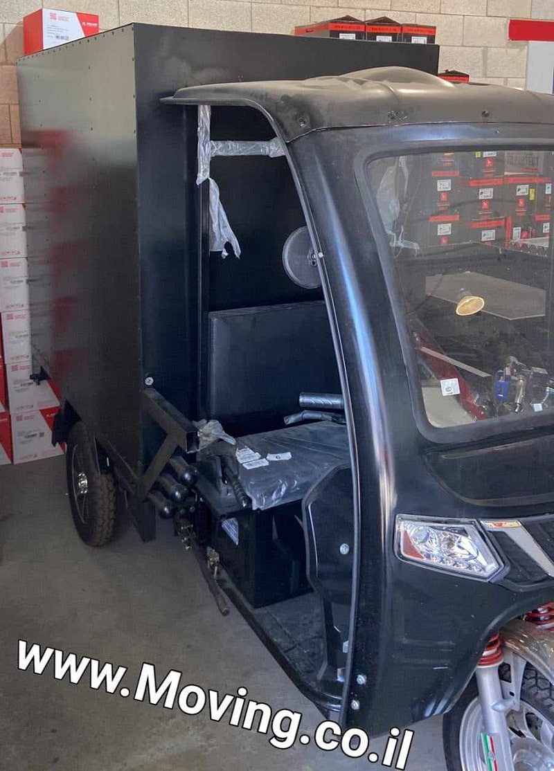 ריקשה עם ארגז סגור שחור